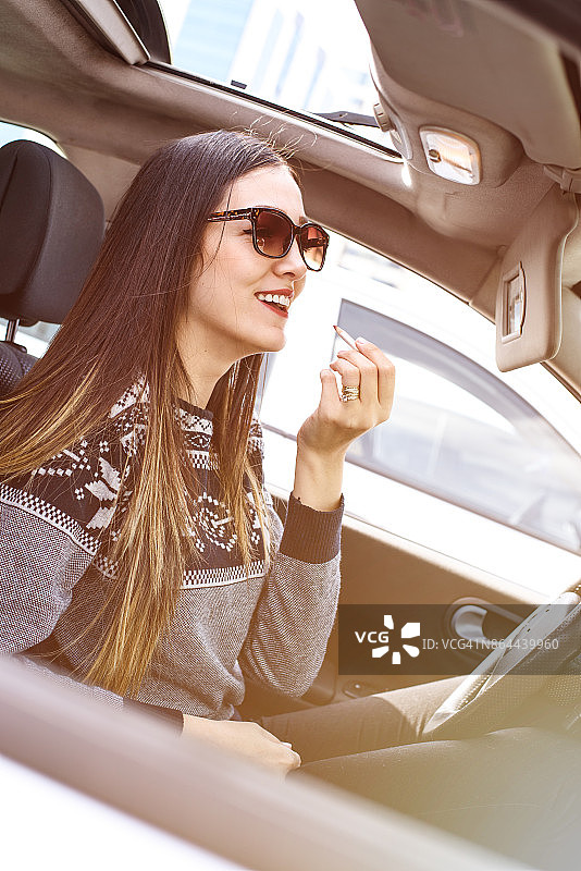 年轻女人在车内化妆图片素材