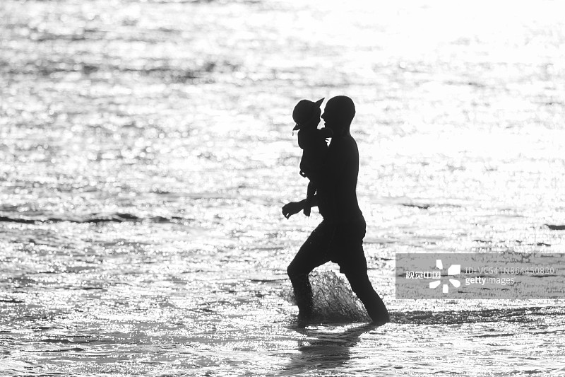 父亲和孩子在海滩上图片素材