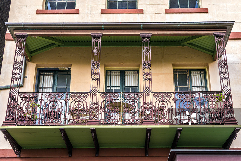 悉尼岩石区：带历史悠久锻铁的上层露台阳台图片素材