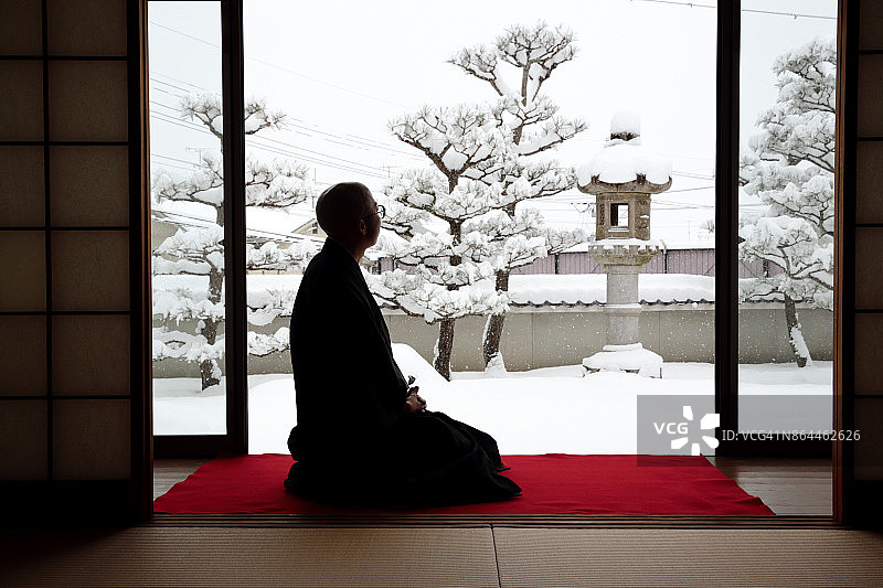 男人正在看雪景花园图片素材