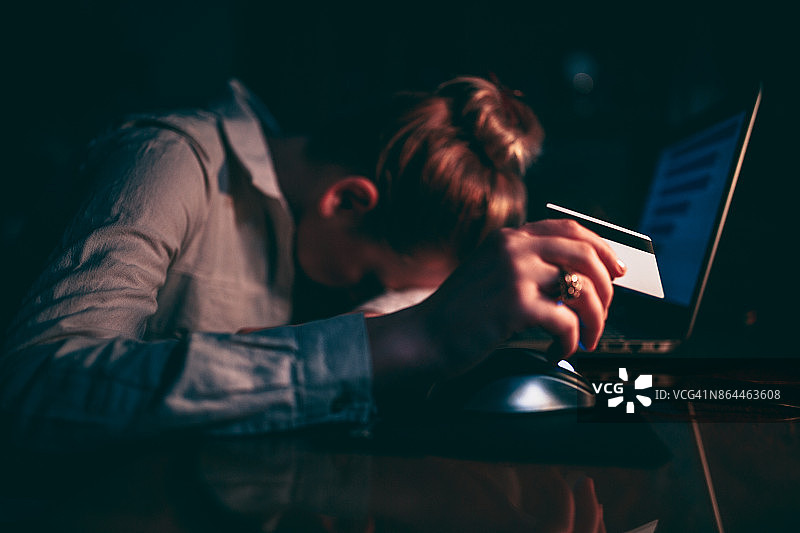 女人在家使用信用卡支付账单图片素材