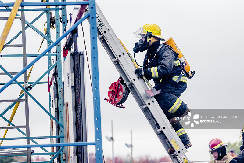 极端的消防员竞争。图片素材