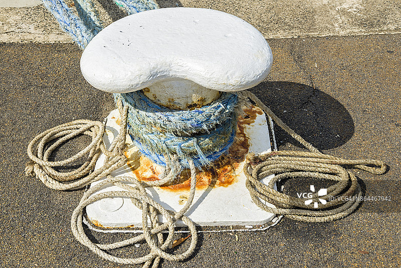 澳大利亚悉尼环形码头的游轮停靠绳索图片素材