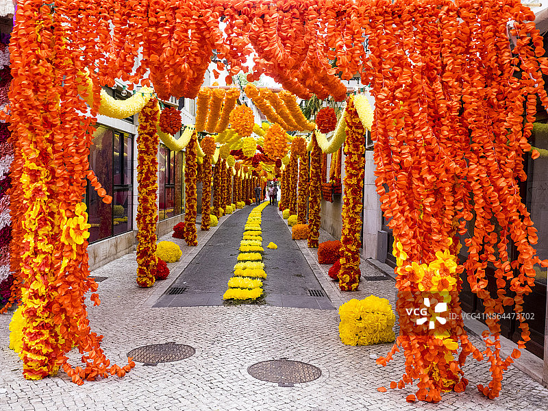 托马尔街头装饰着纸花，庆祝托盘节图片素材