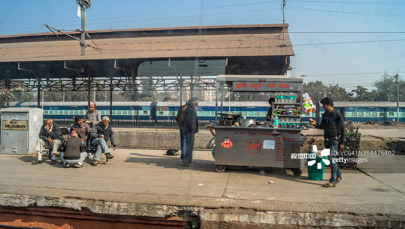 印度昌迪加尔等候火车的通勤者图片素材