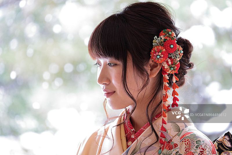 为成人礼佩戴发饰的年轻女子的侧面照图片素材