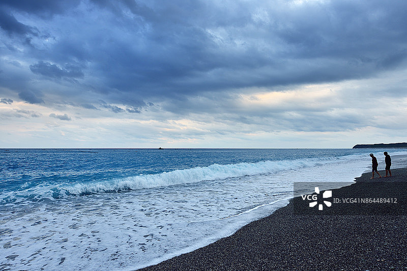 中国台湾花莲黑色石滩图片素材