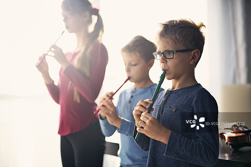孩子们在音乐课上一起吹奏长笛图片素材