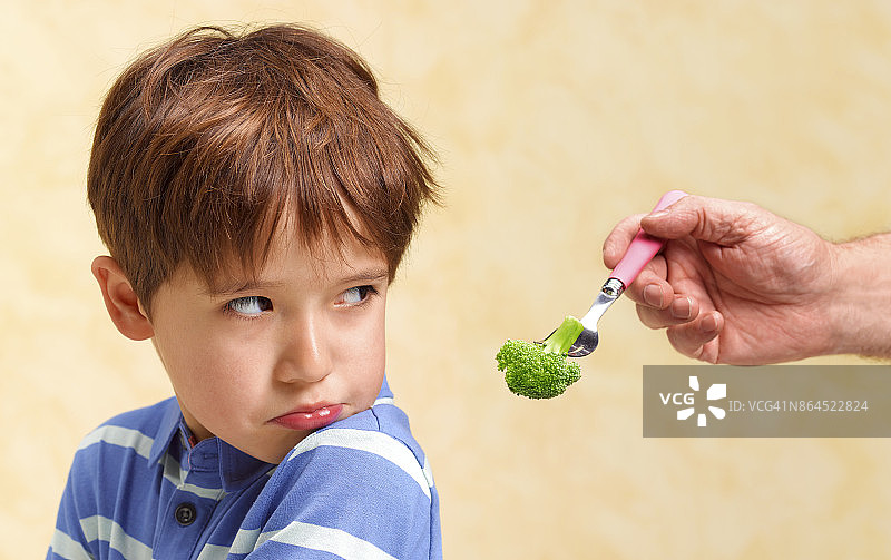 男孩拒绝吃蔬菜图片素材