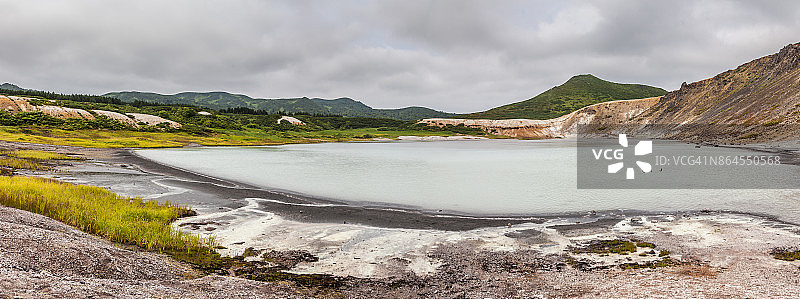 俄罗斯库纳希尔岛戈洛夫宁火山湖图片素材