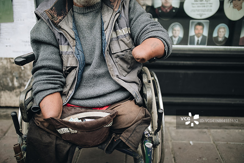 街头乞讨的残疾男子图片素材