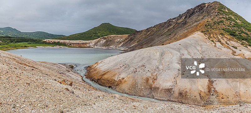 俄罗斯库纳希尔岛戈洛夫宁火山湖图片素材