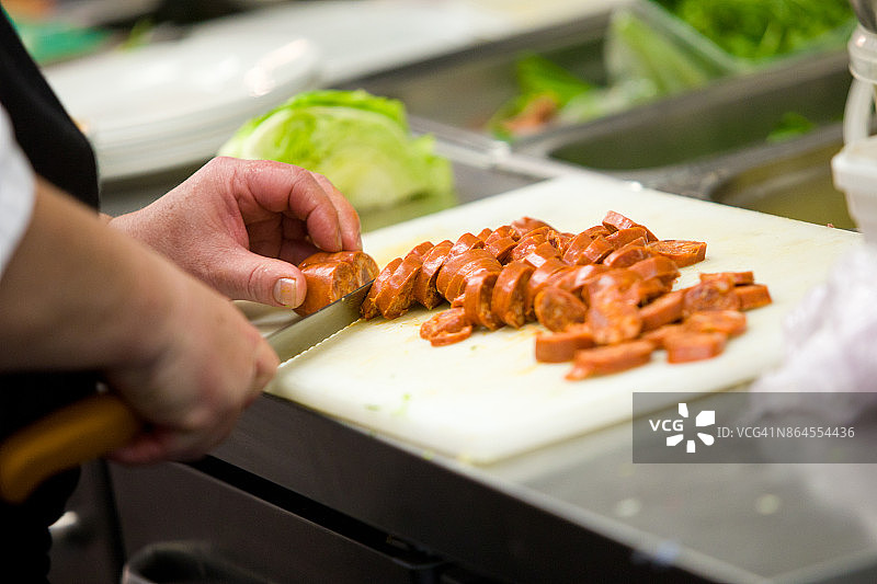 厨师切西班牙香肠图片素材