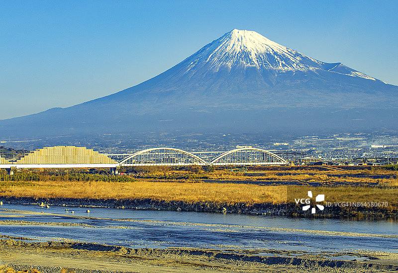 冬日富士市富士川桥与富士山蓝天图片素材