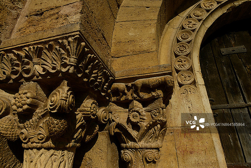 圣玛丽亚德波尔克雷斯教堂主门的柱子和首都图片素材