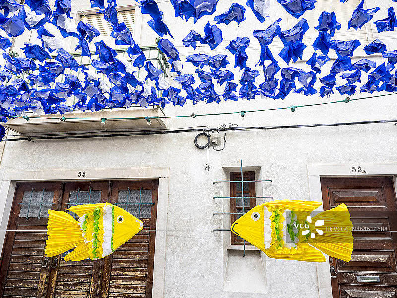 托马尔街头装饰着纸花，庆祝托盘节图片素材