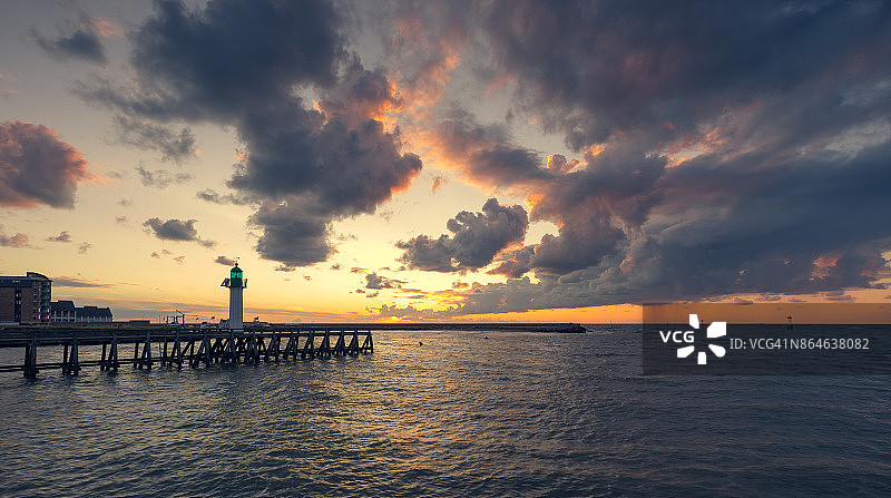 灯塔上的美丽日落图片素材