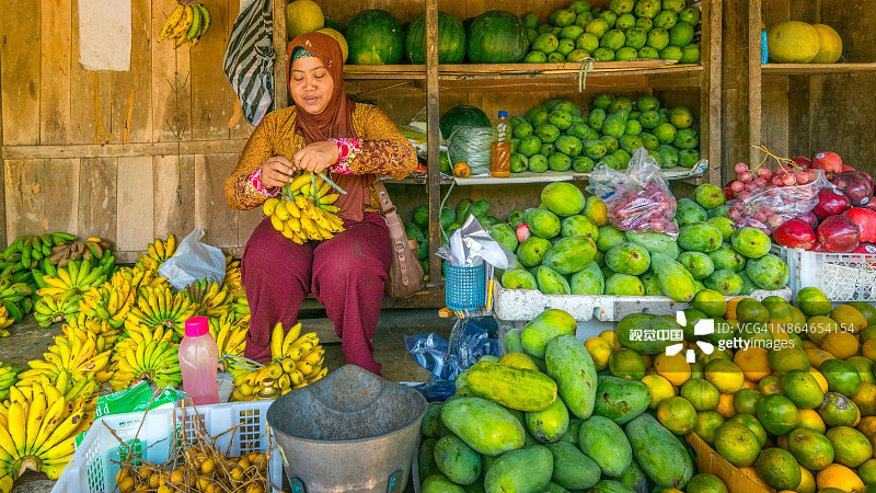 日惹市场上的水果摊贩图片素材