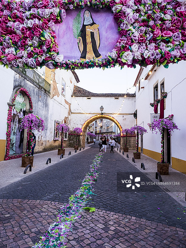 托马尔街头装饰着纸花，庆祝托盘节图片素材