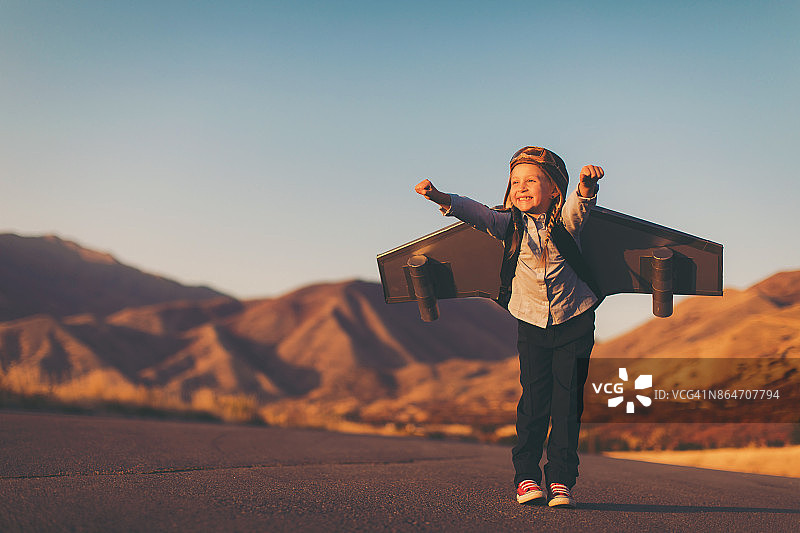 使用喷气背包想象飞行的年轻商务女孩图片素材