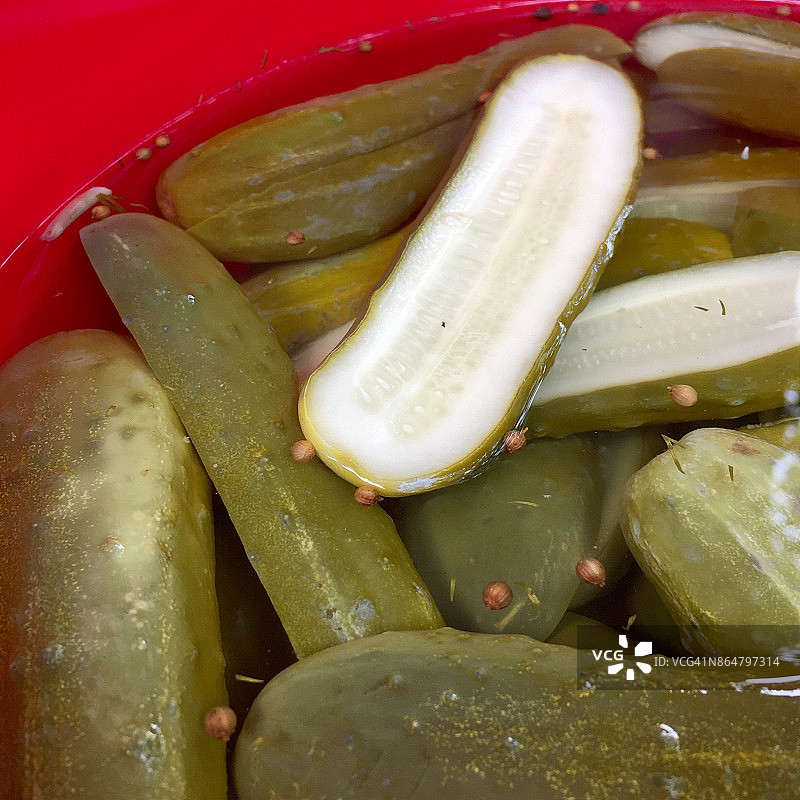 纽约市的一桶腌黄瓜图片素材