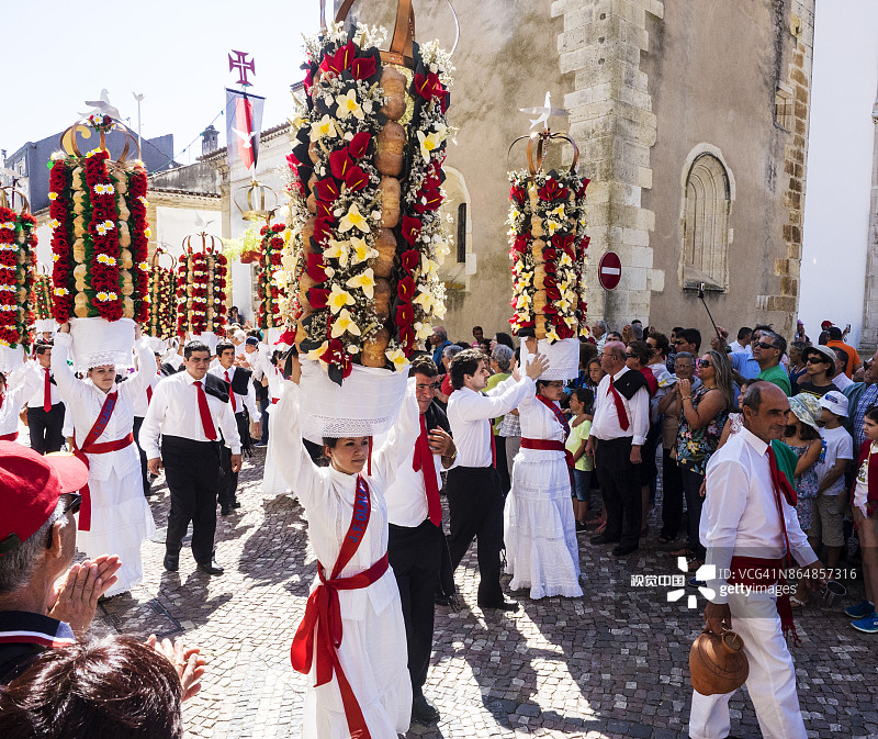 Tabuleiros游行中带有圣灵标志的女孩图片素材