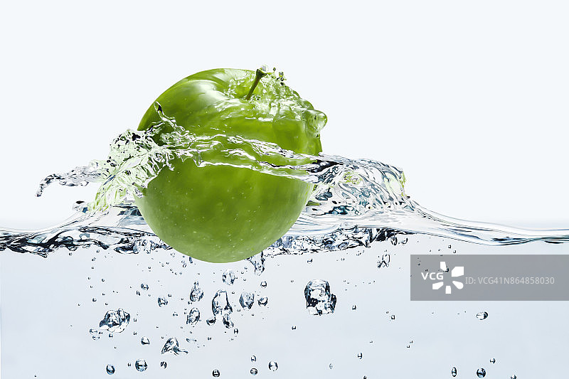 从水中跳出的绿色苹果图片素材