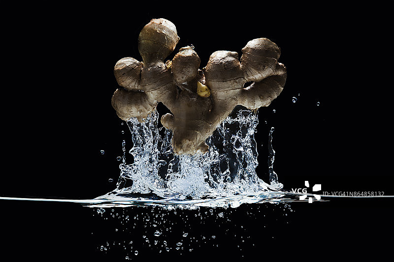 从水中跃出的土壤姜图片素材