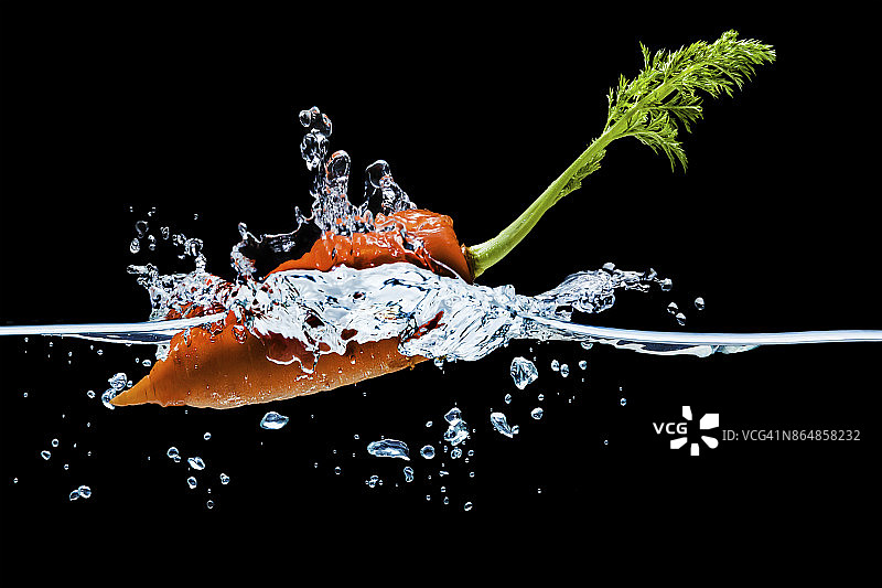 胡萝卜落入水中图片素材