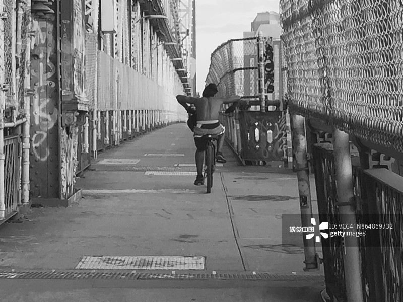 夏季骑行在纽约曼哈顿大桥上图片素材