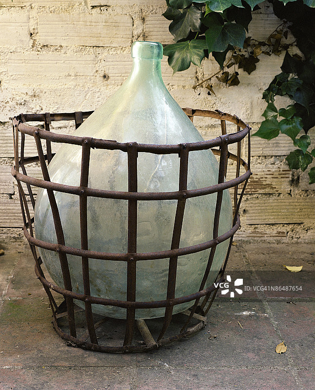 篮子里的骨灰瓮图片素材