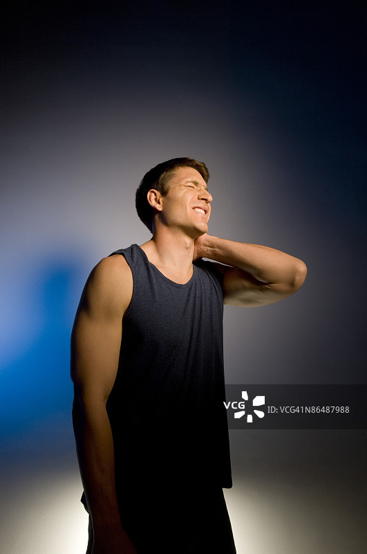 男人揉搓酸痛的脖子图片素材