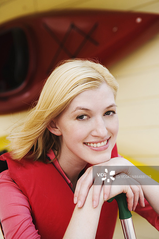 在皮划艇商店穿着救生衣的女人图片素材