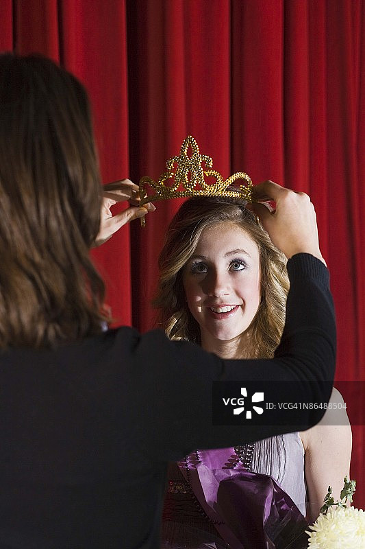 赢得选美比赛的女孩图片素材