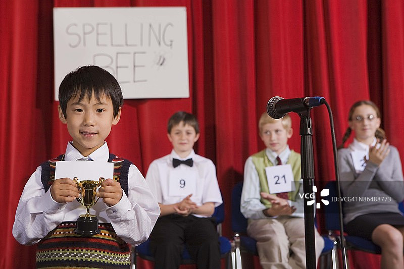 男孩在拼写比赛中获奖图片素材