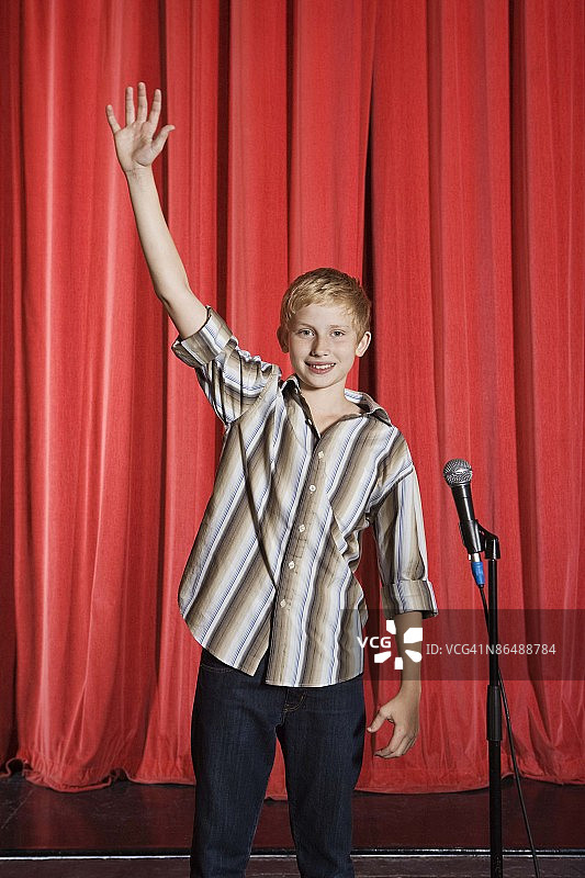 男孩在舞台上挥手图片素材