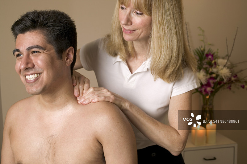 男人正在按摩图片素材