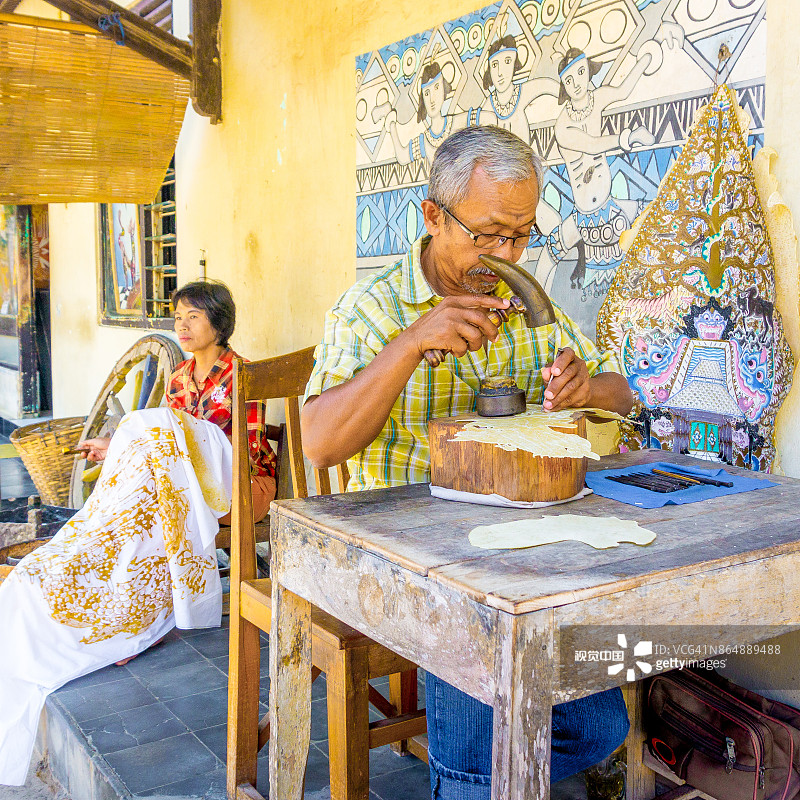 印度尼西亚的木偶和蜡染制作者图片素材
