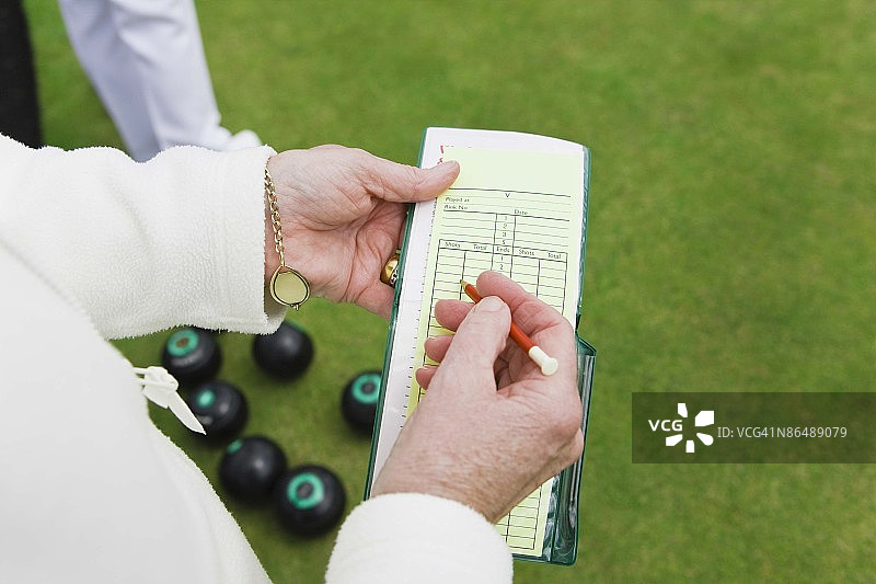 拿着保龄球计分卡的女人图片素材