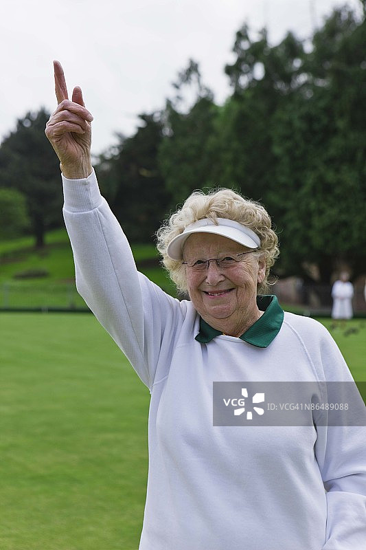 在保龄球绿地上的女人图片素材
