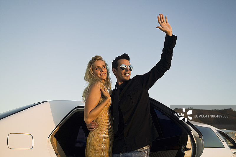 情侣从豪华轿车里出来图片素材