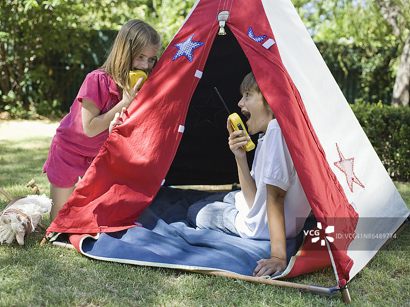 男孩和女孩在帐篷里玩耍图片素材