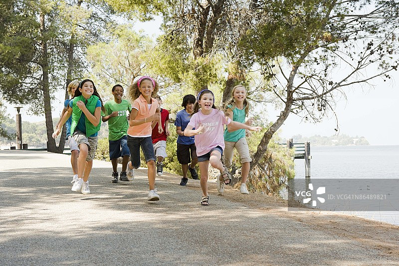 奔跑的孩子们图片素材