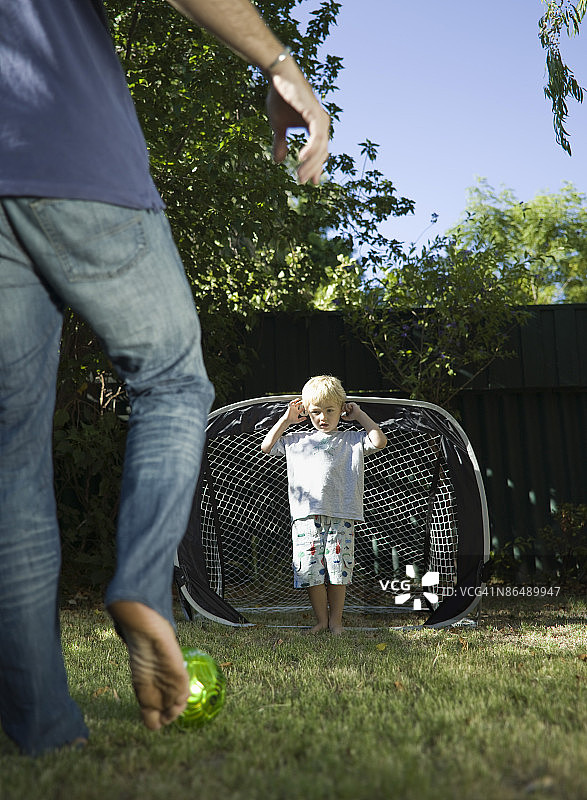 男孩踢足球图片素材