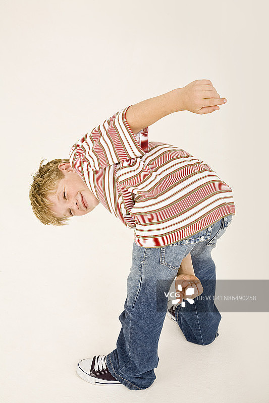 从两腿之间指向前方的男孩图片素材