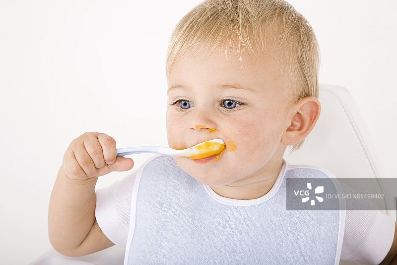 宝宝吃饭弄得一团糟图片素材