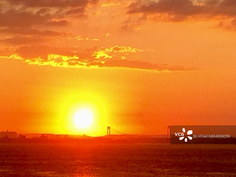 从纽约罗卡威海峡远眺日落时分的韦拉扎诺海峡大桥图片素材