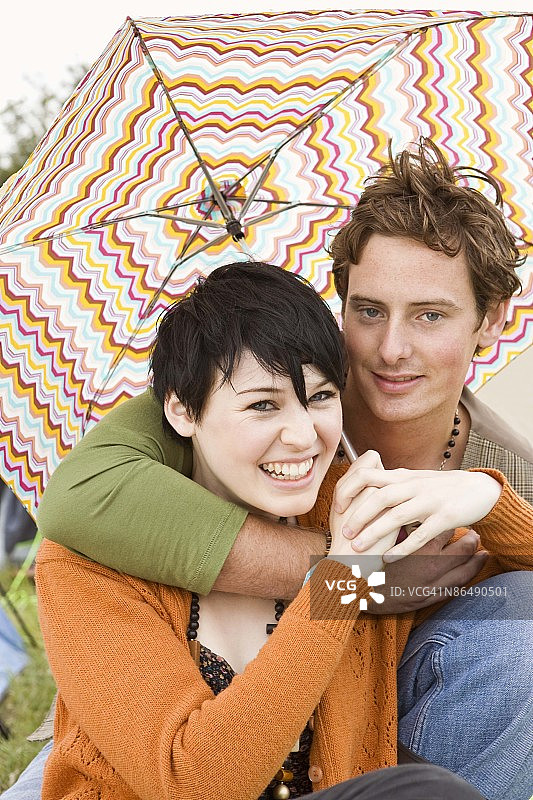 情侣拥抱，共撑一把伞图片素材