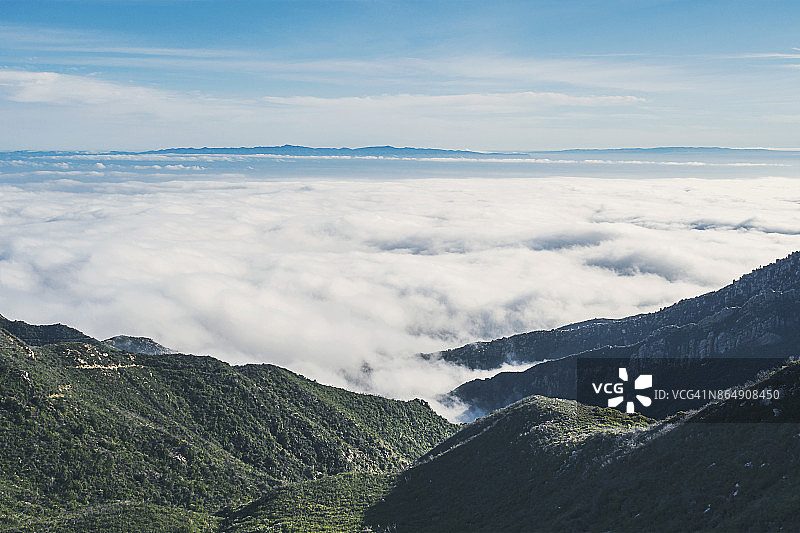 从圣巴巴拉附近的山丘眺望太平洋图片素材