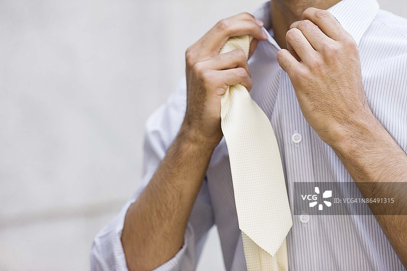 男人解开领口图片素材